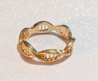 **NEW ARRIVAL** Size 8½ Infinity Style GOLD COLORED "Overlapping Swirls" RING on a GOLD Tone Band (2.4.g)