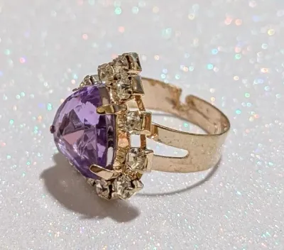**NEW ARRIVAL** Size 7½ LAVENDER HEART RING with 12 Jeweled Clear Stones Surround on an ADJUSTABLE SPLIT BAND on a Gold Tone Setting (2.4g)