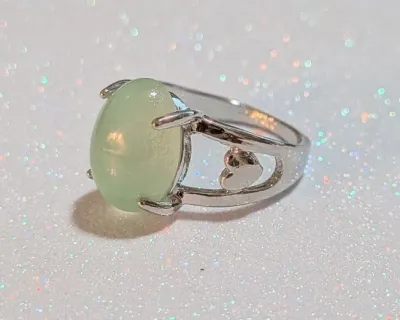 **NEW ARRIVAL** Size 7½ Light GREEN OPAQUE GLASS STONE 4-Prong RING with "Heart in the Middle" Band on a Silver Tone Setting...