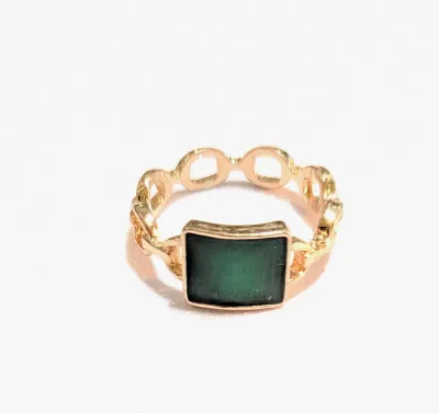 **NEW ARRIVAL** Size 8¾ GREEN RECTANGLE ENAMEL "STONE" RING with a Chain Link Style Setting and Gold Tone Band (2.1g)