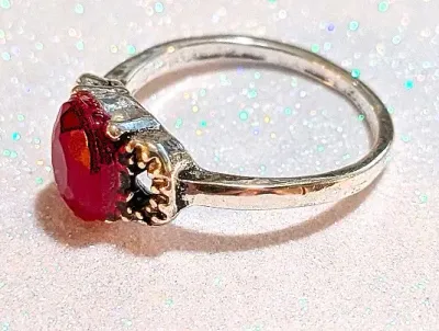 **NEW ARRIVAL** Size 6½ ACRYLIC RED OVAL OPAQUE STONE RING with "Dotted" Side Surround on a Silver Tone Setting (2.2g)