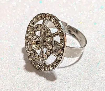 **New Arrival** Size 8 CIRCLE OVAL JEWELED RING with Double Row of Clear Stones and Single Stone Center on a Gold Tone Setting (3.2g)