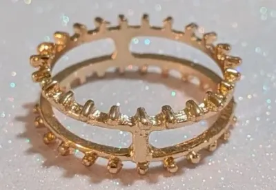 **NEW ARRIVAL** Size 8¼ Infinity Style GOLD COLORED "Double Level" RING with "Spiked Edges" on a GOLD Tone Band (2.1.g)