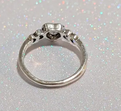 **NEW ARRIVAL** SIZE 8 Silver Tone Heart Ring with Red Stone (1.8g)