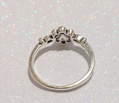 **NEW ARRIVAL** Size 8½ GREEN "FLOWER" STYLE RING with 7 GREEN Stones & "Wraparound Circles" Style Band on a...
