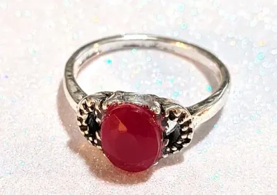 **NEW ARRIVAL** Size 6½ ACRYLIC RED OVAL OPAQUE STONE RING with "Dotted" Side Surround on a Silver Tone Setting (2.2g)