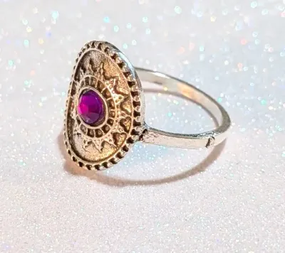 **NEW ARRIVAL** Size 8¾ Small ROUND MAGENTA Stone RING with Silver Colored Oval Graphic Design Setting and Silver Tone Band (2.0g)