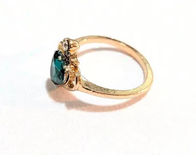**NEW ARRIVAL** Size 7½ GREEN GLASS HEART STONE RING in a "Crown Style" Setting with a Gold Tone Band (2.1g)