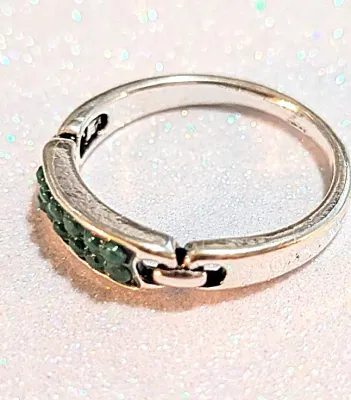 **NEW ARRIVAL** Size 6½ ACRYLIC GREEN Row of 12 Stones RING with "Links" Sides on a Silver Tone Setting (1.8g)