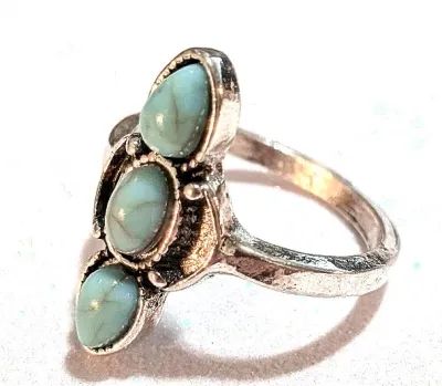 **NEW ARRIVAL** Size 7½ Triple Vertical Style BLUE TURQUOISE RING with 3 Oblong "Crackled" Stones on a Silver Tone Setting (3.0g)