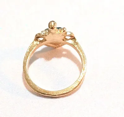 **NEW ARRIVAL** Size 7½ GREEN GLASS HEART STONE RING in a "Crown Style" Setting with a Gold Tone Band (2.1g)