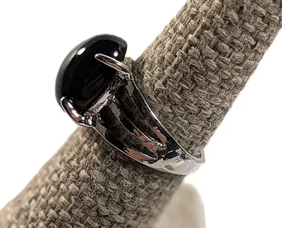 **NEW ARRIVAL** Size 6½ BLACK Oval Cabochon 4-Prong Stone RING with a 3-Line Band in a Silver Tone (3.8g)