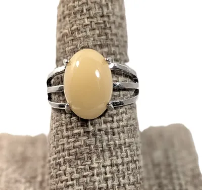 **NEW ARRIVAL** Size 8½ BEIGE OPAQUE Oval Cabochon 4-Prong Stone RING with a 3-Line Band in a Silver Tone (4.2g)