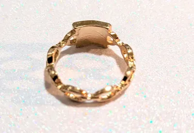 **NEW ARRIVAL** Size 8¾ GREEN RECTANGLE ENAMEL "STONE" RING with a Chain Link Style Setting and Gold Tone Band (2.1g)