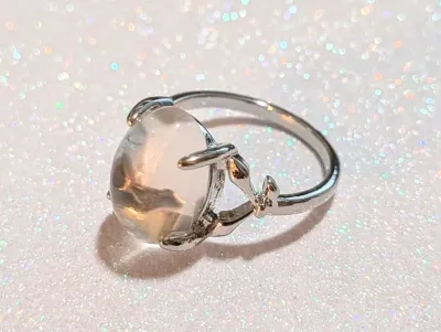 **NEW ARRIVAL** Size 7¼ CLEAR OVAL GLASS STONE 4-Prong RING with "Branch" Style Band on a Silver Tone Setting (3.1g)