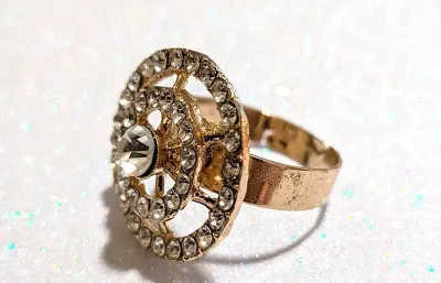 **New Arrival** Size 8¼ CIRCLE OVAL JEWELED RING with Double Row of Clear Stones and Single Stone Center on a Gold Tone Setting (3.3g)
