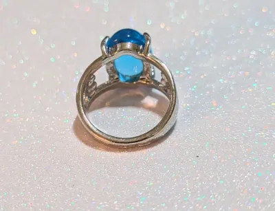 **NEW ARRIVAL** Size 6½ BLUE GLASS STONE 4-Prong RING with "Heart in the Middle" Band on a Silver Tone Setting (4.1g)