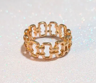 **NEW ARRIVAL** Size 7¼ Infinity Style GOLD COLORED "Chain Link" RING on a GOLD Tone Band (2.6.g)