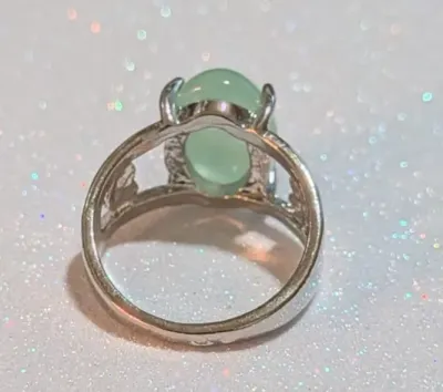 **NEW ARRIVAL** Size 7½ Light GREEN OPAQUE GLASS STONE 4-Prong RING with "Heart in the Middle" Band on a Silver Tone Setting...