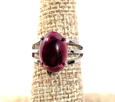 **NEW ARRIVAL** Size 6½ RED GLASS Oval Cabochon 4-Prong Stone RING with a 3-Line Band in a Silver Tone (3.8g)