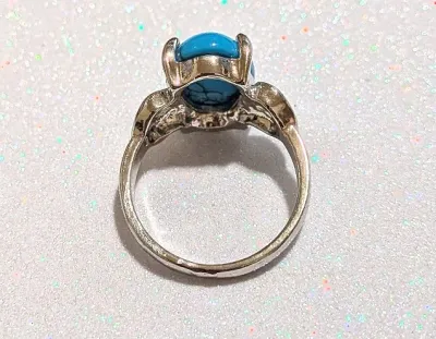 **NEW ARRIVAL** Size 7½ BLUE "Crackled" Oval Cabochon 4-Prong Stone RING with a "PUFFY HEARTS" Band in a Silver Tone...
