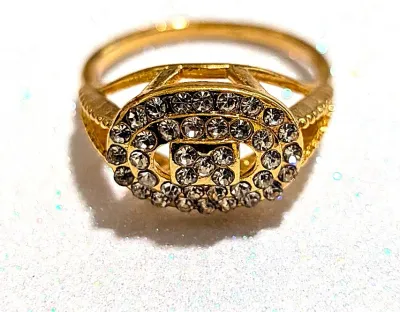 **New Arrival** Size 7¾ Side-View OVAL JEWELED RING with Double Row of Clear Stones and 5 Stones Center on a Gold Tone Setting (2.4g)