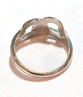 **NEW ARRIVAL** Size 8 Interlocking HEARTS STYLE RING with Clear Stones on a Silver Tone Band (2.2g)