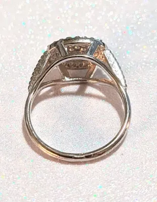 **NEW ARRIVAL** Size 8 Lots of CLEAR STONES OVAL STYLE RING with 5 Stones Center on a Silver Tone Setting (2.4g)