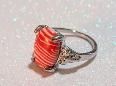 **NEW ARRIVAL** Size 7¼ RED & WHITE OVAL CABOCHON "Striped" STONE 4-Prong RING with "Triangle Branch" Style Band...