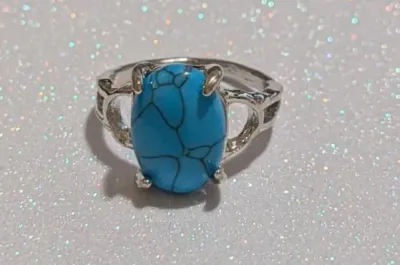 **NEW ARRIVAL** Size 7½ "CRACKLED" BLUE OVAL TURQUOISE STYLE RING with Side "OPEN "Band on a Silver Tone Setting (4.0g)