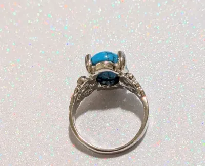 **NEW ARRIVAL** Size 7 "CRACKLED" BLUE OVAL TURQUOISE STYLE RING with Side OPEN SWIRLS Band on a Silver Tone Setting (4.1g)