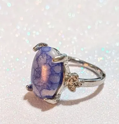 **NEW ARRIVAL** Size 5½ BLUE & WHITE "Mottled" Oval Cabochon 4-Prong Stone RING1 with a "3 PETALS" Band in a...