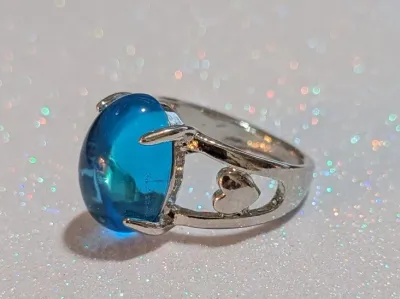 **NEW ARRIVAL** Size 6½ BLUE GLASS STONE 4-Prong RING with "Heart in the Middle" Band on a Silver Tone Setting (4.1g)