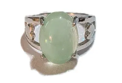**NEW ARRIVAL** Size 7½ Light GREEN OPAQUE GLASS STONE 4-Prong RING with "Heart in the Middle" Band on a Silver Tone Setting...