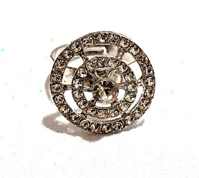 **New Arrival** Size 8 CIRCLE OVAL JEWELED RING with Double Row of Clear Stones and Single Stone Center on a Gold Tone Setting (3.2g)