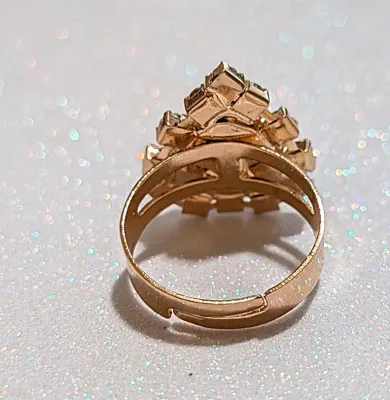 **NEW ARRIVAL** Size 7 RED HEART RING with 12 Jeweled Clear Stones Surround on an ADJUSTABLE SPLIT BAND on a Gold Tone Setting (2.4g)