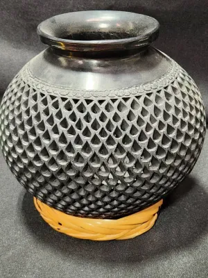 HANDCRAFTED BARRO NEGRO CLAY VASE
