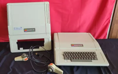 VINTAGE APPLE II PLUS COMPUTER & CASE