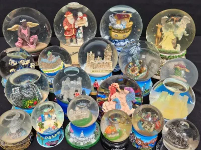 SNOWGLOBE COLLECTION 