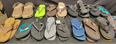 CASUAL ASSORTMENT OF MEN'S AND WOMEN'S FLIP FLOPS (1) SIZE 10-11