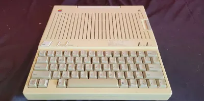 VINTAGE APPLE IIc MODEL NO. A2S4000