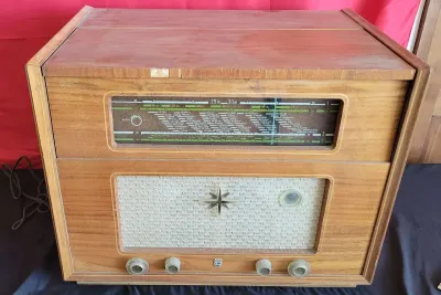 VINTAGE PHILIPS TUBE RADIO 