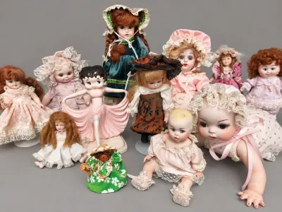 COLLECTIBLE PORCELAIN DOLLS 