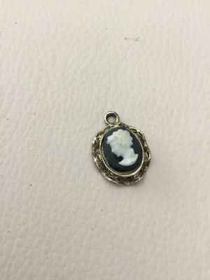 Petite cameo pendant vintage