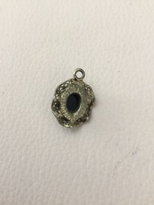 Petite cameo pendant vintage