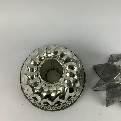 3631 Pair of Vintage Metal Cake Molds – Bundt & Star/Flower Form