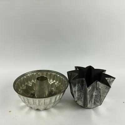 3631 Pair of Vintage Metal Cake Molds – Bundt & Star/Flower Form