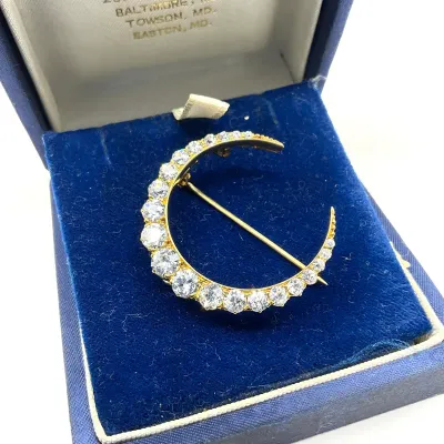 3004 Antique 18K Gold Old European Cut Diamond Crescent Brooch – 3.02 CTW