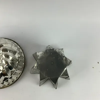 3631 Pair of Vintage Metal Cake Molds – Bundt & Star/Flower Form