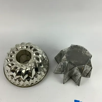 3631 Pair of Vintage Metal Cake Molds – Bundt & Star/Flower Form